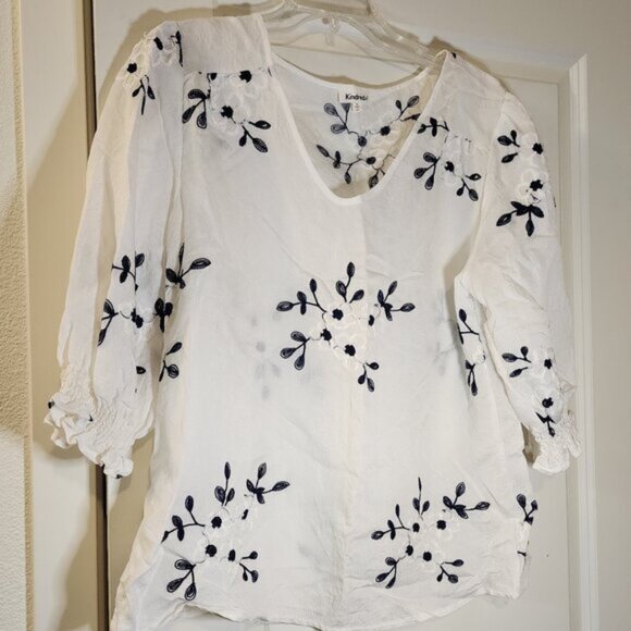 Gorgeous Women's XL Anthropologie Kindred Embroidered White Blue Cotton top - Picture 10 of 16